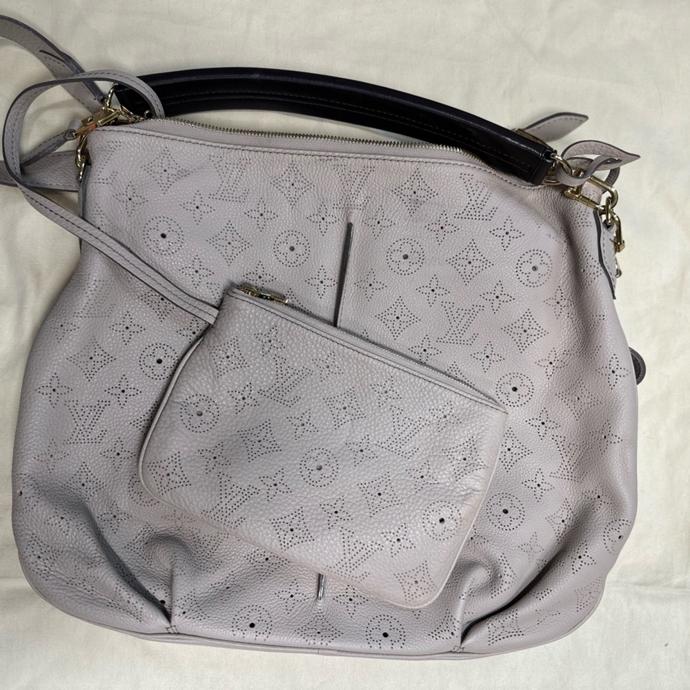 Selene Mahina Leather PM
Keys and lock
Clochette
Height 12 in
Width 1.75 in